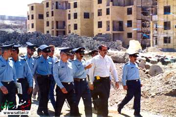 امیر سرلشکر شهید منصور ستاری در حال بازدید از طرح‌ها و پروژه‌های نهاجا