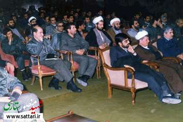 امیر سرلشکر منصور ستاری فرمانده نیروی هوایی در کنار آیت الله هاشمی رفسنجانی رئیس جمهور وقت