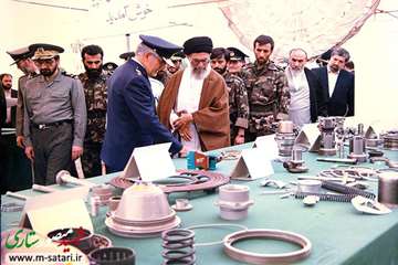 امیر سرلشکر منصور فرمانده نیروی هوایی ارتش در کنار مقام معظم رهبری و فرمانده کل قوا حضرت آیت‌الله‌ال