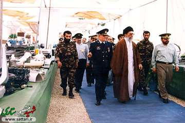 امیر سرلشکر منصور فرمانده نیروی هوایی ارتش در کنار مقام معظم رهبری و فرمانده کل قوا حضرت آیت‌الله‌ال